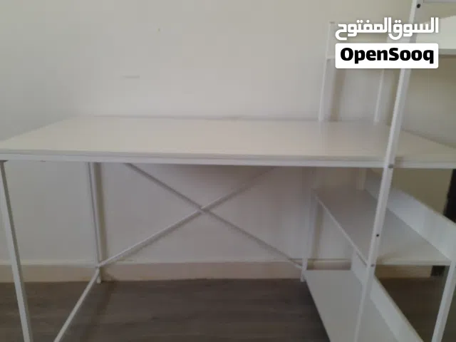 طاولة بيضاء