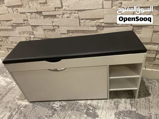 مقعد و خزانة أحذية