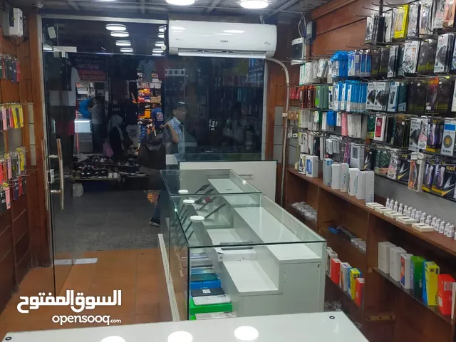 معدات محل خلوبات كامله للبيع اكسسوارات وديكور ومكيف استخدام خفيف سنه وكاميرات وشاشه وبتراين عرض
