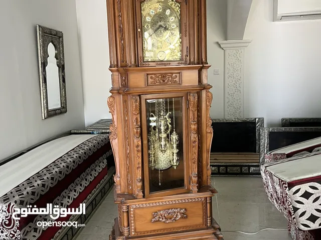 ساعة من الخشب الهندي القديم تتراوح عمرها 40 سنة وأكثر بحالة جيدة
