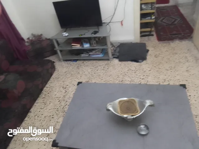 مجلس عربي مع ستارة و طاولة نص وطاولة شاشة