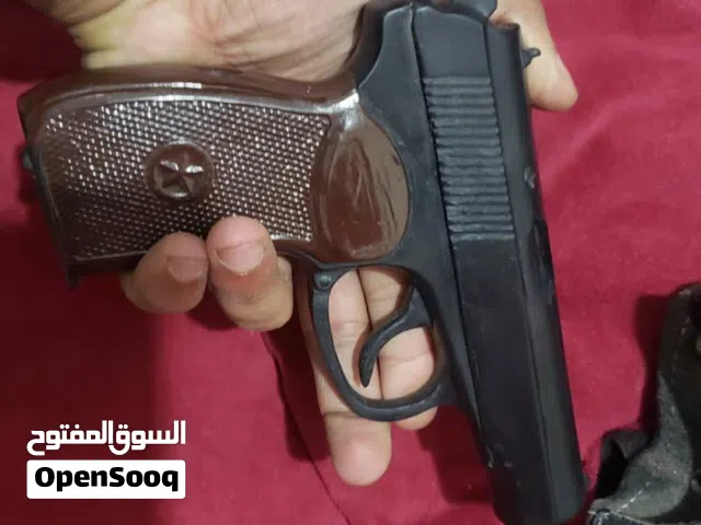 شبيه المسدس وكانه حقيقي  لاكنه لايضرب