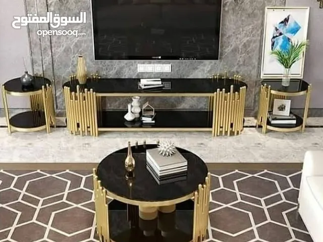 طاولات مجالس ذات تصميم عصري ومبتكر مما يضفي لمسة من الفخامة والأناقة. تصميم فريد وجذاب
