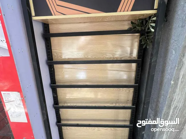 ستاندات اكسسوارات خلويه او اكسسوارات ثانيه معهم تعليقاتهم و في واحد منهم مضيئ