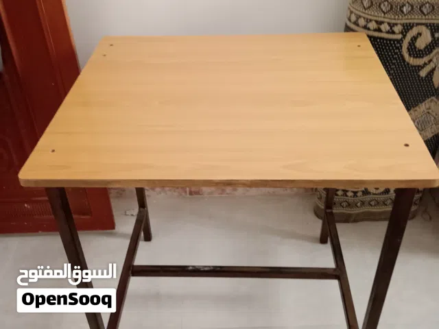ثلاث طاولات تستخدم كمكاتب