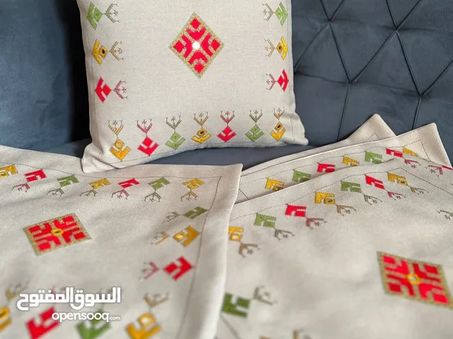 أضفي طابعًا ملكيًا على منزلك بإكسسوارات فاخرة مع وسائد مطرزة يدويًا