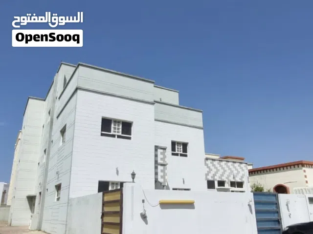 شقة واسعة في المعبيلة الثامنة. Spacious Apartment in Al Maabilah 8