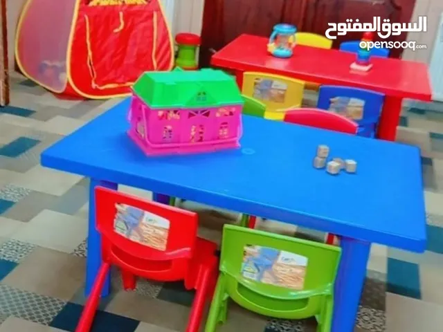 طاولات مستطيلة ودائرية ومثلث وكراسي بلاستيك للحضانات ورياض الأطفال