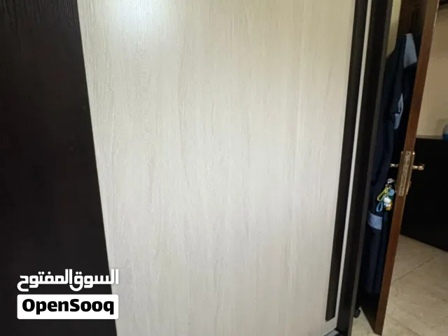 خزانه  حجم كبير سحاب مع بيرو  3 جوارير ومراي لون اسود مع بيج  عدد 2 سرير مفرد تصلح شبابيه او بناتيه