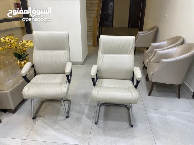 كرسي جلد لون بيض بحالة ممتازة للبيع العدد 2 السعر للكرسي الواحد