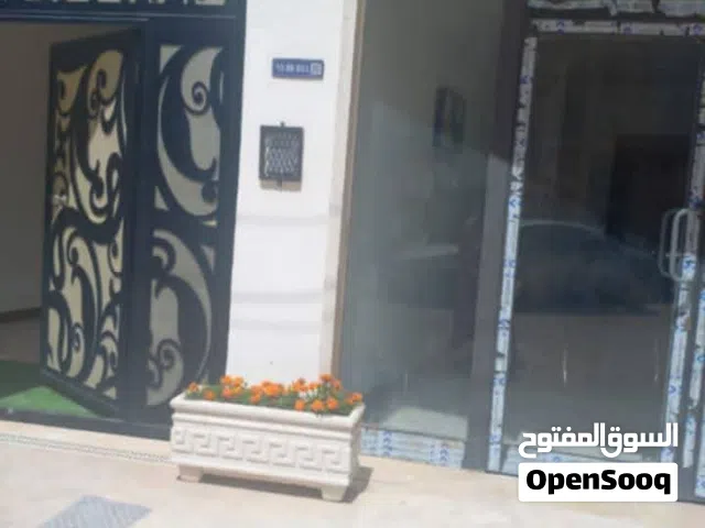 الوسيط لدينا صالة جديدة  الايجار +استديو نظام مكتب يوجد دورة مياه مكان زناته الجديدة شارع فرعي رئيسي