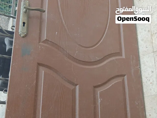 باب لغرفة نوم من غير اطار واثقيل خشبه فقط خدوش الدهان ومن غير مفاتيح