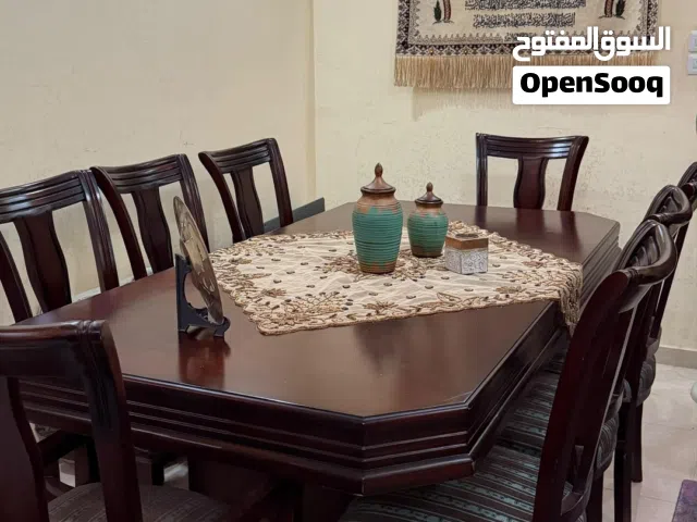طاولة سفرة مستعمل نظيفة جدا للبيع السعر250 فقط قابل للتفاوض بشيء بسيط الموقع:اربد-شارع الsos