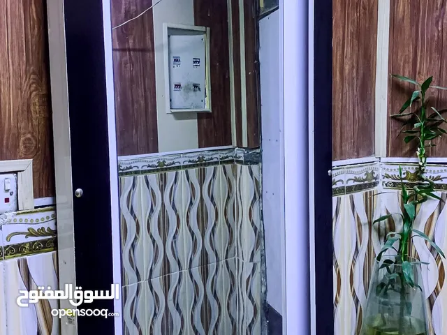 اناقة التفاصيل تبدأ من المرآة الطويلة بإضاءة ساحرة