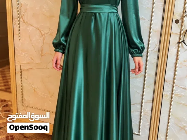فساتين سهره الي البيع  السود في20 الخضر زيتي في 10 الفستانين كتير حلوه الموقع في اربد