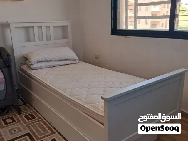 سرير مفرد مع فرشة و طاولة جانيبة