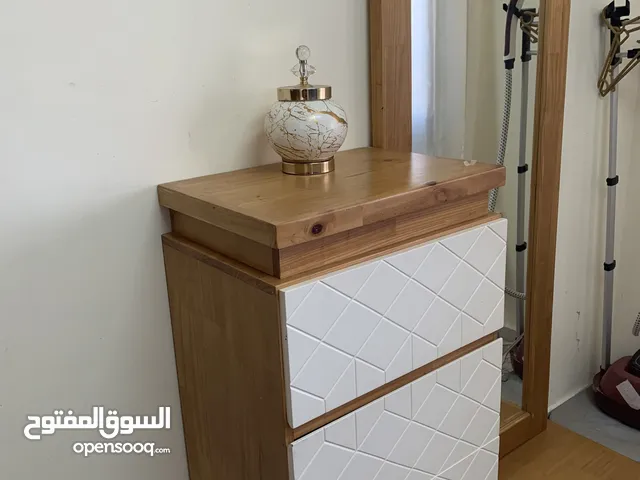 عفش بحالة ممتازة ، غرفة نوم ، طقم صالون ، طاولة سفرة ، خزانتان لون ابيض