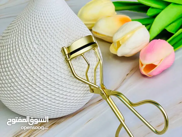 مسكة رموش تعمل على قلب الرموش وترتيبها مهمة جدا اثناء استخدام الرموش الاصنطاعية السعر 5