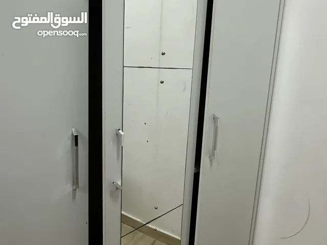 اثاث غرفه نوم ( خزانه ، دولاب ) للبيع اللون ابيضّ لا يوجد به كسر أو خدش أو أي ضرر