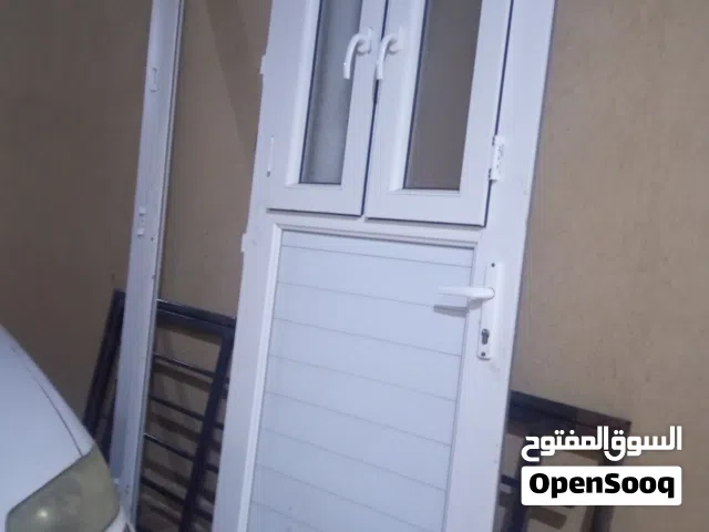 باب بي في سي مقاس 0.9*2.2 نظيف ركب طول