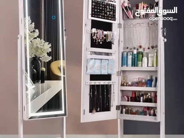 خزانة المجوهرات مع مرآة أنيقة وعملية   إذا بتحبي الترتيب والأناقة، فهاي الخزانة رح تكون القطع