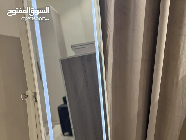 منظرة طويلة مع اضاءة led تشتغل باللمس و فيها تخزين للاكسسوارات من داخل