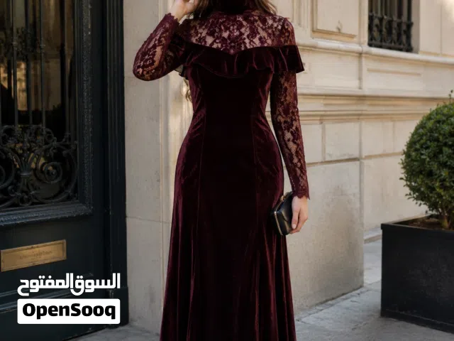 فستان برغندي من الدانتيل الفرنسي والمخمل الفاخر شبه جديد ملبوس 4 ساعات فقط