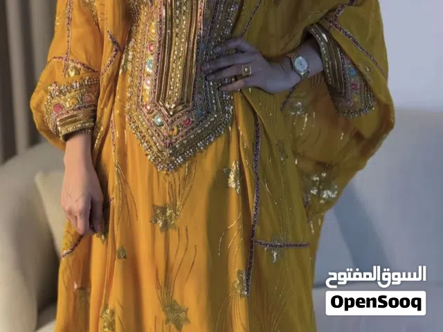 لبس تقليدي بلون أصفر ذهبي