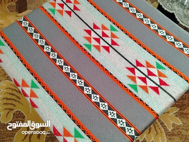 للبيع بسعر لقطه طاولة لعب شده تفصيل خشب زان ثقيل فرش وحشوه مطرز محشيه فوم عازل صوت تفصيل اشي مرتب وق