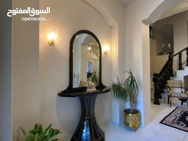 570 m2 More than 6 bedrooms Villa for Sale in Amman Um Uthaiena