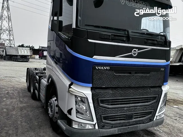 Tractor Unit Volvo 2016 in Abu Dhabi