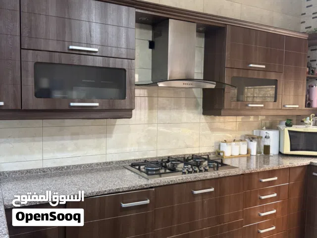 مطبخ PVC للبيع بحالة جيدة مع جرانيت وشفاط استعمال نظيف سعر مناسب