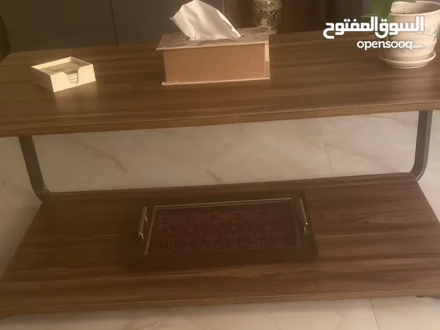 طاولة وسط غرفة معيشه