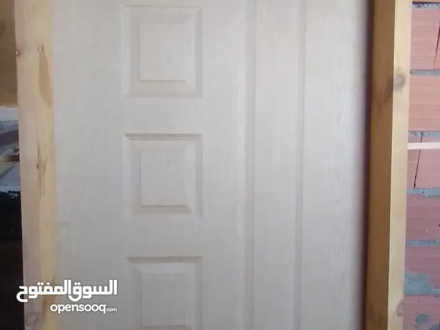 سلام عليكم ورحمة الله وبركاته متوفر باب جديد طول 2.10 والعرض 1.00 عرض قفص 18سنتي مكان طربلس الهضبه