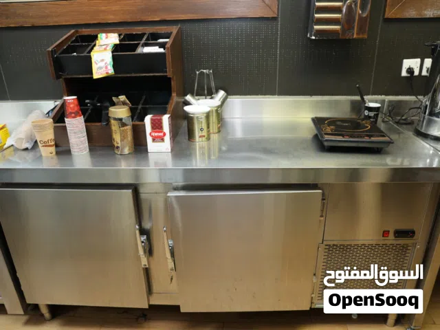 للبيع معدات كوفي شوب  مطعم ثلاجة ستانلس  وفاترينة  و طاولة تحضير ستانلس بحالة الجديد
