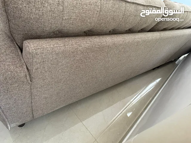 كنبة بحرف بثلاث جلسات و مزوده بمسند قدم