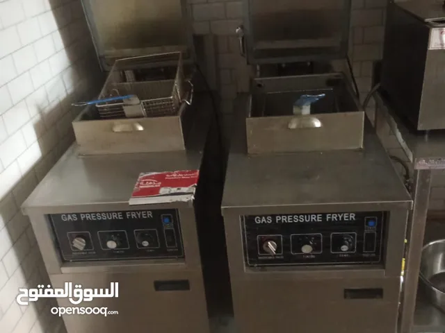 مكنتين بروستد وثلاجه كبيره