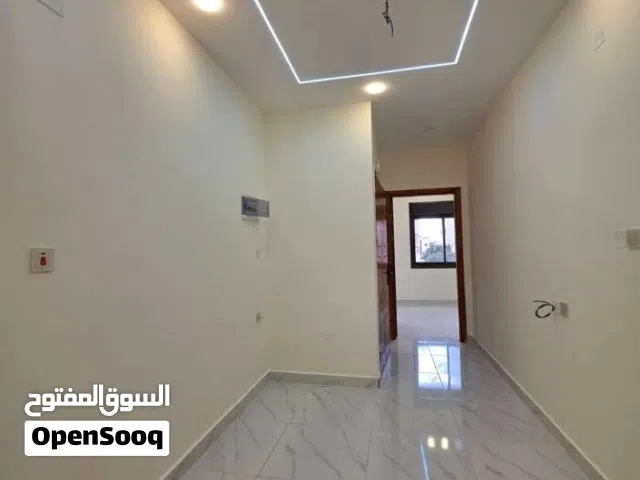 شقة في العاشرة شارع عريض طابق اول هندسي