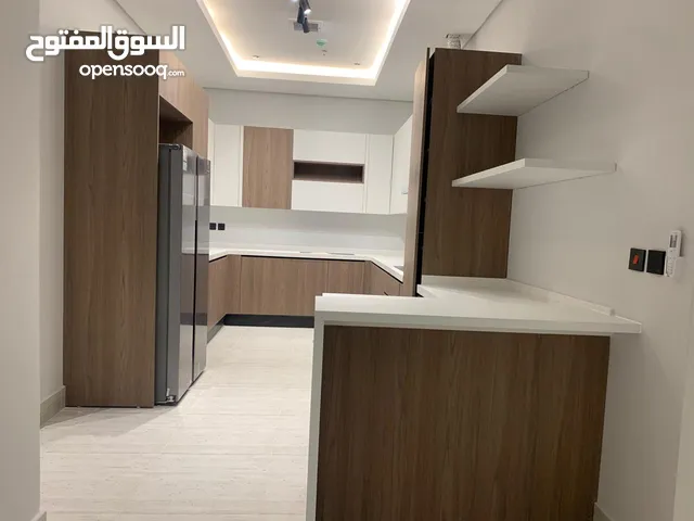 شقة للايجار الرياض حي الحمراء مكونة من ثلاث غرف وصاله ومطبخ وثلاث حمامات موقف خاص للشقة مجلس