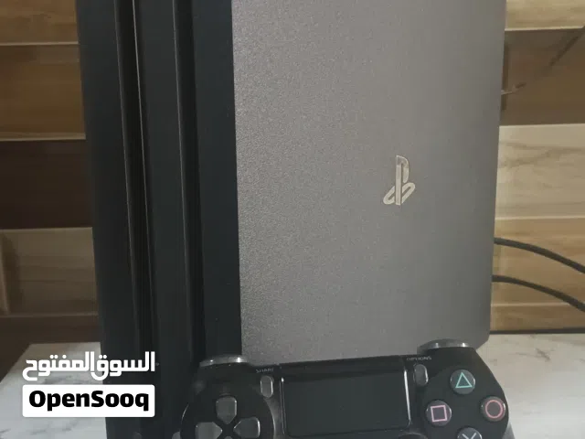 Playstation 4 Pro للبيع نظيف جدًا مع 8 ألعاب.