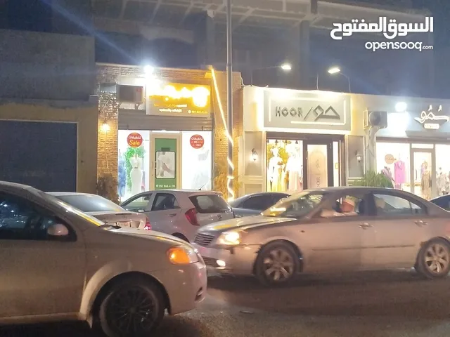 صالة للايجار في بن عاشور ب 7000 على الرئيسي موقع ممتاز وحيوي وبمساحة كبيرة مناسبة لجميع النشاطات