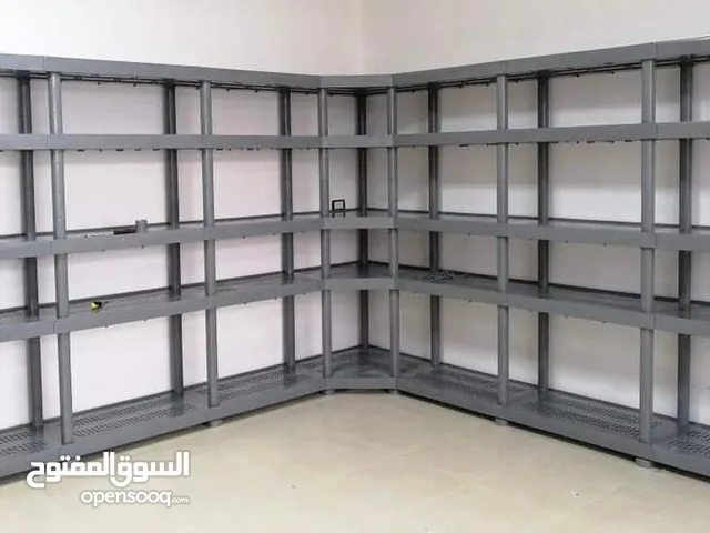 رفوف بلاستيك لتخزين المنتجات وعرضها بطريقة سهلة وعملية