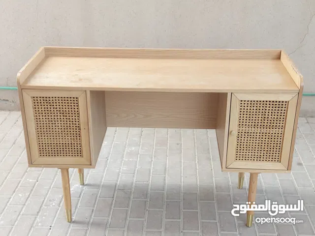 طاولة مكتبية مصنوعه من الخشب المقوى للبيع في ابو ظبي