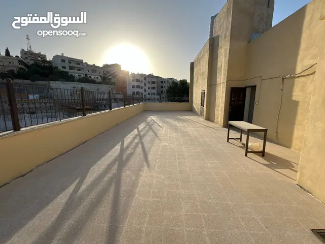 شقة للبيع في السلط البحيرة المهندسين بالقرب من مضافة العطيات طابق 3 مع روف كبير مميزة جداً من المالك