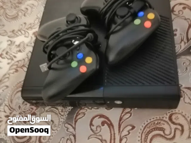 جهاز اكس بوكس 360 سلم مهكر 500 قيقا فيها 20  العاب كوره او حرب او اكشن او مصارعة سياره معها زوز يدين