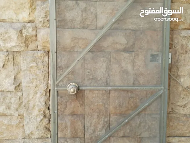 باب سيم حديد نظيفه فقط باب بدون ايطار القياس الطول 200سم والعرض 80.5 سم الاتصال فقط واتساب