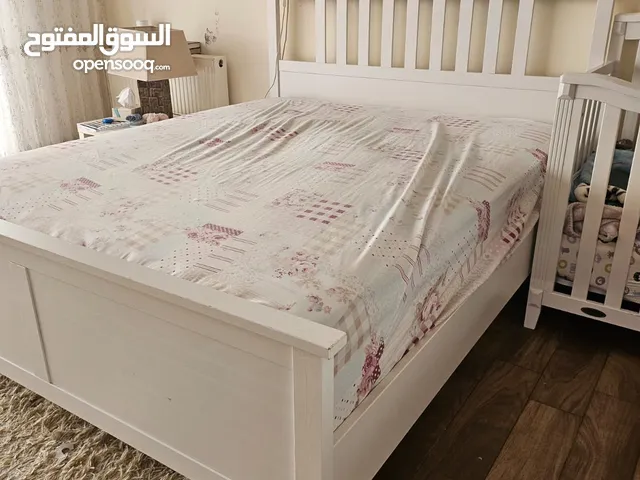 Queen sized bed تخت كوين بحالة جيدة