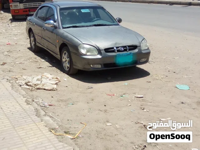 سوناتا 2000 للبيع تعرضت لحادث 4 بسطون اتمتيك كل شي فيها جديييد وكاااله
