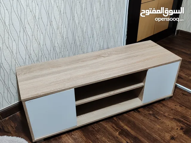 طاوله تلفزيون للبيع بحاله ممتازه موقع عجمان الحميديه بالاضافه عدد 2 كنب بحاله جيده Tapel and tow Kan