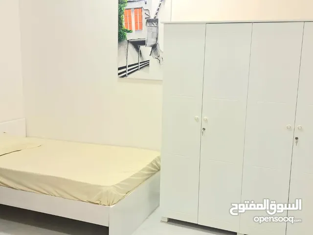 Single bed and wardrobe سرير مفرد وخزانة